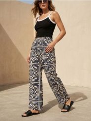 Spodnie wide leg z wiskozą ze wzorem geometrycznym - wielobarwny. Spodnie materiałowe damskie Sinsay, l, bez wzorów, z wiskozy. Za 49.99 zł.