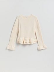 Sweter z falbanami - kremowy. Białe swetry damskie Reserved, l, bez wzorów, z bawełny, bez kołnierzyka, bez ramiączek, bez kaptura. Za 129.99 zł.