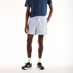 Spodenki męskie New Balance MS51901DYK – fioletowe. Fioletowe krótkie spodenki sportowe męskie New Balance, l, bez wzorów, z materiału, na fitness i siłownię. Za 89.99 zł.