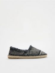 Jeansowe espadryle - biały. Białe espadryle damskie Reserved, bez wzorów, z bawełny, bez obcasa, bez zapięcia. W wyprzedaży za 29.99 zł.