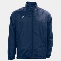Kurtka do biegania dla chłopców Joma Iris przeciwdeszczowa. Niebieskie kurtki i płaszcze dla chłopców Joma, bez wzorów, sportowe, bez kaptura. Za 123.99 zł.
