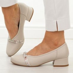 Białe czółenka damskie na obcasie Jezzi Asa279-2. Białe czółenka damskie Jezzi, z aplikacjami, ze skóry, casualowe, z okrągłym noskiem, bez obcasa, na obcasie, bez zapięcia. W wyprzedaży za 179.10 zł.