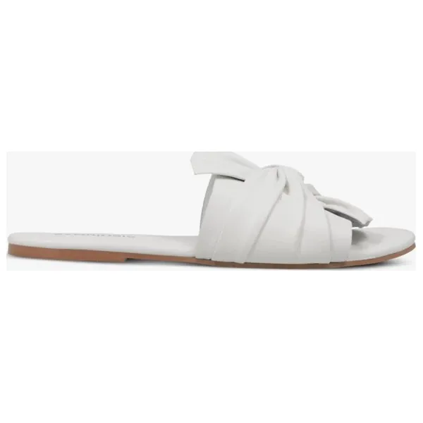 Symbiosis Klapki Bella buty damskie, biały, rozmiar 6. Białe klapki damskie Symbiosis, bez wzorów, ze skóry, eleganckie, bez obcasa. W wyprzedaży za 119.99 zł.