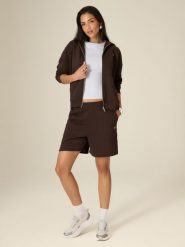 4F Spodenki dresowe damskie - brązowe XL. Brązowe szorty damskie 4f, na lato, xl, bez wzorów, z dresówki, z podwyższonym stanem. Za 79.99 zł.