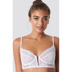 NA-KD Lingerie Koronkowy biustonosz z wycięciem V - White. Biustonosze marki NA-KD Lingerie. Za 72.95 zł.