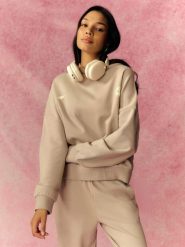 4F Bluza dresowa oversize z kapturem damska - szara L. Szare swetry damskie 4f, l, bez wzorów, z dresówki, sportowe, bez kołnierzyka, bez ramiączek, z kapturem. Za 179.99 zł.