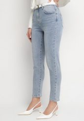 Niebieskie Jeansy o Kroju Mom Fit z Wysokim Stanem Delarine. Niebieskie jeansy damskie Born2be, z podwyższonym stanem. Za 89.99 zł.
