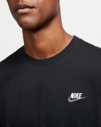 Koszulka męska Nike Club Tee. Czarne koszulki sportowe męskie Nike, l, bez wzorów, z bawełny, bez kołnierzyka, bez ramiączek, na fitness i siłownię. Za 94.99 zł.