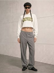 Bluza hoodie z napisem Genius - szary. Szare bluzy damskie Sinsay, l, bez wzorów, bez kaptura. Za 49.99 zł.