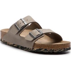 Klapki BIRKENSTOCK - Arizona Bs 1013011 Desert Soil Taupe. Klapki męskie marki Birkenstock. W wyprzedaży za 219.00 zł.