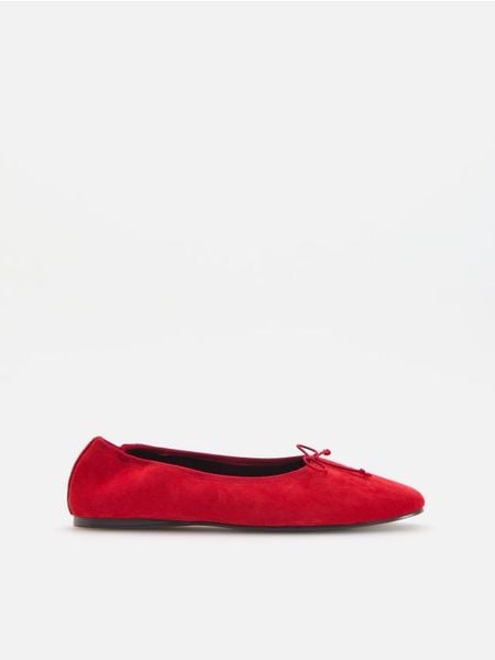 Skórzane baleriny - czerwony. Czerwone baleriny damskie Reserved, bez wzorów, ze skóry, bez obcasa. Za 169.99 zł.