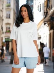 Koszulka - biały. Białe t-shirty damskie Sinsay, l, z aplikacjami, z bawełny, bez kołnierzyka. Za 25.99 zł.