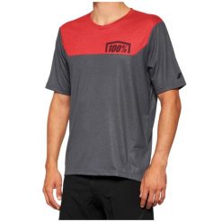 Dżersej z krótkim rękawem 100% airmatic. Czerwone buty sportowe męskie 100%, z dżerseju, bez zapięcia, rowerowe. Za 252.50 zł.