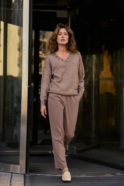 Spodnie cygaretki brązowe. Brązowe spodnie materiałowe damskie MOODO, l, bez wzorów, z elastanu. Za 139.99 zł.