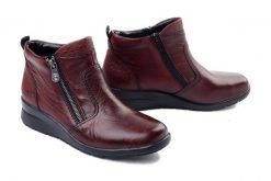 Rieker L4861-35 red, botki damskie. Czerwone botki damskie Rieker, ze skóry, bez obcasa, na koturnie, bez zapięcia. Za 399.90 zł.