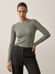 Klasyczny prążkowany sweter - zielony. Zielone swetry damskie Sinsay, l, bez wzorów, prążkowane, klasyczne, bez kołnierzyka, bez ramiączek, bez kaptura. Za 29.99 zł.