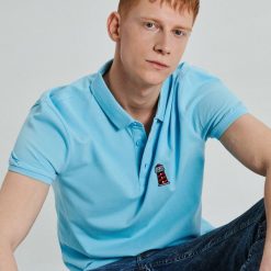 Koszulka polo z haftem - Niebieski. Niebieskie koszulki polo męskie marki Cropp, bez wzorów, bez ramiączek. Za 49.99 zł.