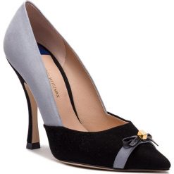 Szpilki STUART WEITZMAN - Winn 105 YL96072 Black Istanbul. Czarne półbuty damskie Stuart Weitzman, z aplikacjami, ze skóry, ze szpiczastym noskiem, bez obcasa, bez zapięcia. W wyprzedaży za 1,019.00 zł.