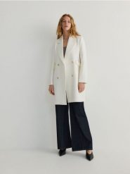 Dwurzędowy płaszcz z wiskozą - złamana biel. Płaszcze damskie Reserved, l, bez wzorów, z tkaniny, bez kaptura. W wyprzedaży za 89.99 zł.