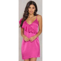 NA-KD Sukienka mini z asymetryczną falbaną - Pink. Sukienki damskie NA-KD Trend, z wiskozy, z asymetrycznym kołnierzem. W wyprzedaży za 38.99 zł.