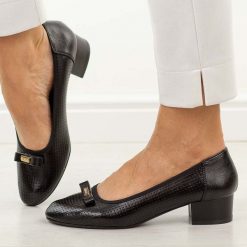 Czarne ażurowe czółenka damskie na obcasie M.Daszyński Sa200-17. Czarne czółenka damskie M.Daszyński, z aplikacjami, z materiału, eleganckie, bez obcasa, na obcasie, bez zapięcia. Za 179.00 zł.