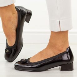 Czarne skórzane czółenka damskie na obcasie Vinceza 39980. Czarne czółenka damskie VINCEZA, z aplikacjami, z lakierowanej skóry, biznesowe, bez obcasa, na obcasie, bez zapięcia. Za 199.00 zł.