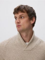 Sweter z dekoltem V - beżowy. Brązowe swetry przez głowę męskie Reserved, l, bez wzorów, z bawełny, bez kołnierzyka. Za 129.99 zł.