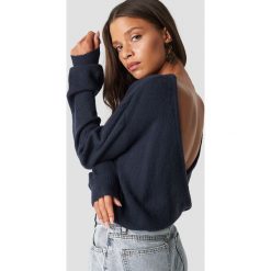 NA-KD Trend Dzianinowy sweter z kopertowym tyłem - Blue,Navy. Niebieskie swetry damskie NA-KD Trend, z dzianiny, z kopertowym dekoltem. Za 121.95 zł.