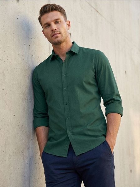 Gładka koszula basic - zielony. Zielone koszule męskie Sinsay, l, bez wzorów, bez kołnierzyka, bez ramiączek. Za 39.99 zł.