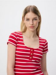 T-shirt z ozdobnymi guzikami - wielobarwny. T-shirty damskie Reserved, l, bez wzorów, z bawełny, bez kołnierzyka. Za 59.99 zł.