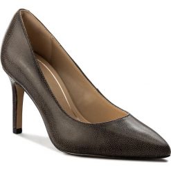 Szpilki CLARKS - Dinah Keer 261309304 Taupe Leather. Brązowe szpilki damskie Clarks, z nubiku. W wyprzedaży za 229.00 zł.