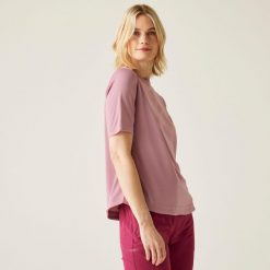 Koszulka turystyczna damska Botanna. Fioletowe t-shirty damskie Regatta, bez wzorów, z tkaniny, casualowe, bez kołnierzyka. Za 140.00 zł.