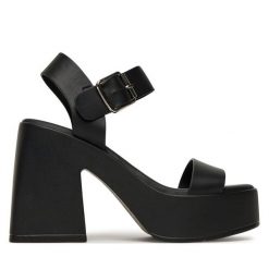 Sandały DeeZee. Czarne sandały damskie DeeZee, bez wzorów, bez obcasa, na słupku, bez zapięcia. Za 104.99 zł.