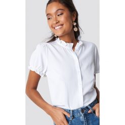 NA-KD Bluzka z falbankami i guzikami - White. Bluzki damskie marki NA-KD. Za 100.95 zł.