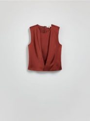 Bluzka z kopertowym przodem - karminowy. Czerwone bluzki damskie Reserved, l, bez wzorów, z tkaniny, bez kołnierzyka, bez ramiączek. W wyprzedaży za 59.99 zł.