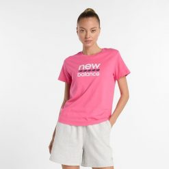 Koszulka damska New Balance WT51540DAB – różowa. Czerwone t-shirty damskie New Balance, xl, bez wzorów, z bawełny, klasyczne, bez kołnierzyka. Za 119.99 zł.