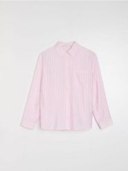 Koszula oversize w pionowe paski, z wiskozą - różowy. Czerwone koszule damskie Sinsay, l, bez wzorów, z wiskozy, bez kołnierzyka, bez ramiączek. Za 39.99 zł.