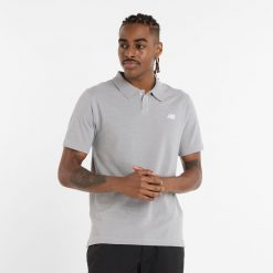 Koszulka męska New Balance MT51519AG – szara. Szare koszulki polo męskie New Balance, l, bez wzorów, z bawełny, klasyczne, bez ramiączek. Za 229.99 zł.