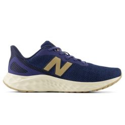 Buty męskie New Balance Fresh Foam Arishi v4 MARISRD4 – granatowe. Niebieskie buty sportowe męskie New Balance, z materiału, bez zapięcia, do biegania. Za 299.99 zł.