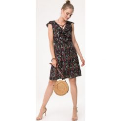 Czarna Sukienka Explosion Of Love. Czarne sukienki damskie Born2be, l, bez wzorów, z tkaniny, bez kołnierzyka, bez ramiączek, mini. Za 49.99 zł.