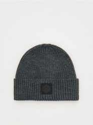 Czapka beanie z naszywką - ciemnoszary. Szare czapki i kapelusze męskie Reserved, z aplikacjami. Za 59.99 zł.