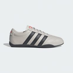 Buty Grand Court Lo Audi Revolut F1® Team. Białe obuwie sportowe damskie Adidas, bez wzorów. Za 349.00 zł.