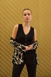 Dzianinowa kamizelka czarny. Czarne swetry damskie MOODO, l, bez wzorów, z dzianiny, bez kołnierzyka, bez ramiączek, bez kaptura. Za 99.99 zł.