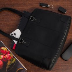 Torebka skórzana damska klasyczna duża A4 na ramię Beltimore czarna N35. Czarne torby na ramię damskie bez wzorów, klasyczne, duże, bez dodatków. Za 299.99 zł.