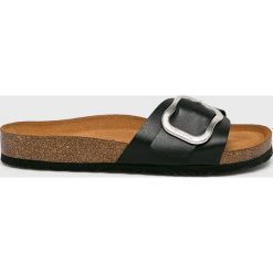 Tamaris - Klapki. Białe klapki damskie Tamaris, bez wzorów, z materiału, bez obcasa, bez zapięcia. W wyprzedaży za 149.90 zł.