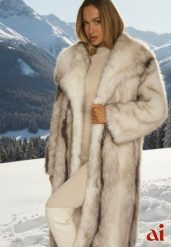 Biały Płaszcz Futerko o Prostym Kroju z Szerokim Kołnierzem Ezilana. Białe kurtki i płaszcze dla dziewczynek Renee, bez wzorów, z futra, bez kaptura. Za 319.99 zł.