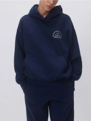 Bluza z haftowanym napisem - granatowy. Niebieskie bluzy damskie Reserved, l, bez wzorów, z bawełny, bez kaptura. Za 119.99 zł.