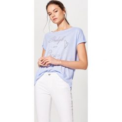 Koszulka z aplikacją - Niebieski. Bluzki damskie marki Mohito. W wyprzedaży za 19.99 zł.