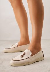 Beżowe Mokasyny z Imitacji Zamszu z Zawieszką na Nosku Theophitos. Brązowe mokasyny damskie Renee, eleganckie. Za 99.99 zł.