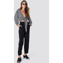NA-KD Trend Luźne spodnie garniturowe - Black. Czarne spodnie materiałowe damskie NA-KD Trend, z haftami, z poliesteru. Za 202.95 zł.